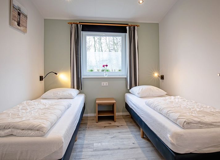 Gezellige woonkamer van Krimweg 051 in De Cocksdorp, Texel met comfortabele zithoek en uitzicht op de tuin.