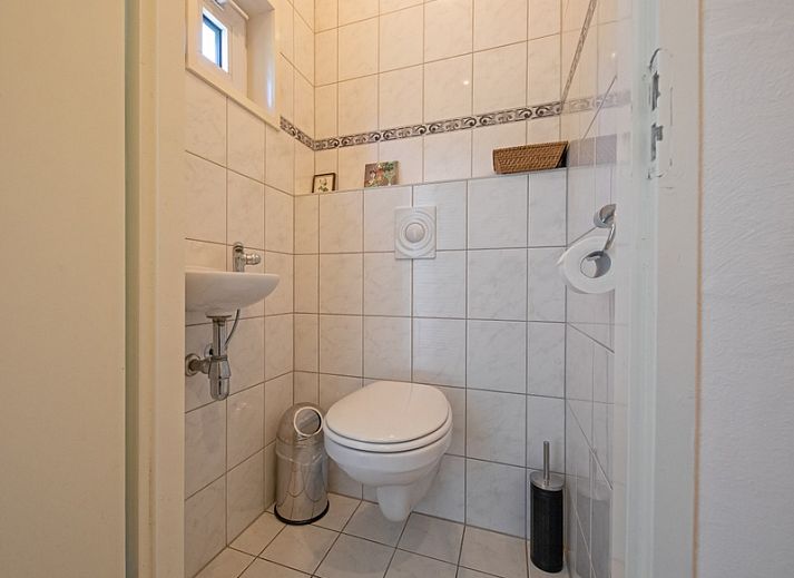 Lichte woonkamer van Vakantiehuis Slufteroord 300 in Bungalowpark Slufteroord, De Cocksdorp, Texel.