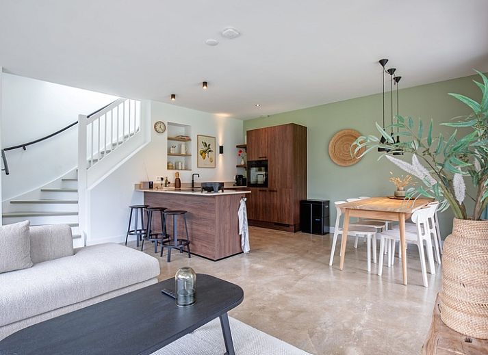 Quiet garden at Holiday home De Razende Bol in De Cocksdorp, Texel, with spacious veranda and green surroundings.