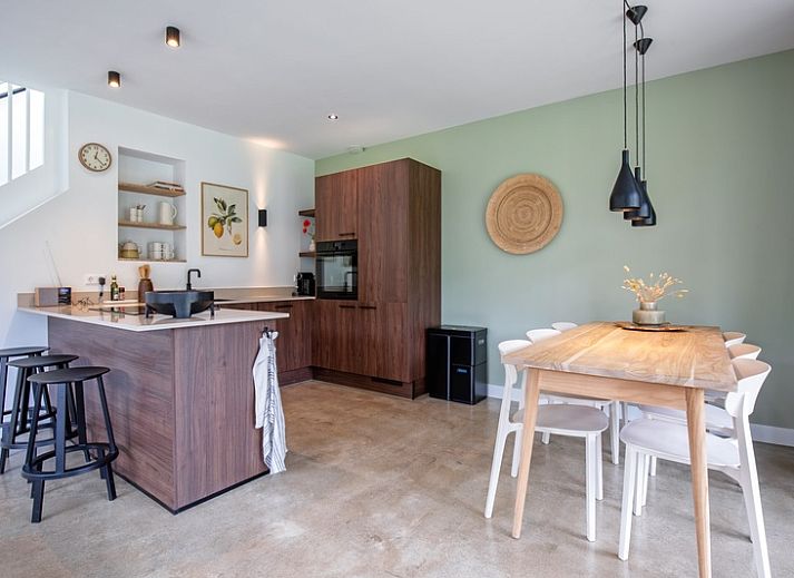 Quiet garden at Holiday home De Razende Bol in De Cocksdorp, Texel, with spacious veranda and green surroundings.