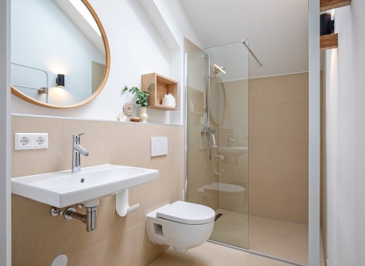 Modern kitchen and dining area in Holiday home De Razende Bol, De Cocksdorp, Texel, with stylish furnishings.