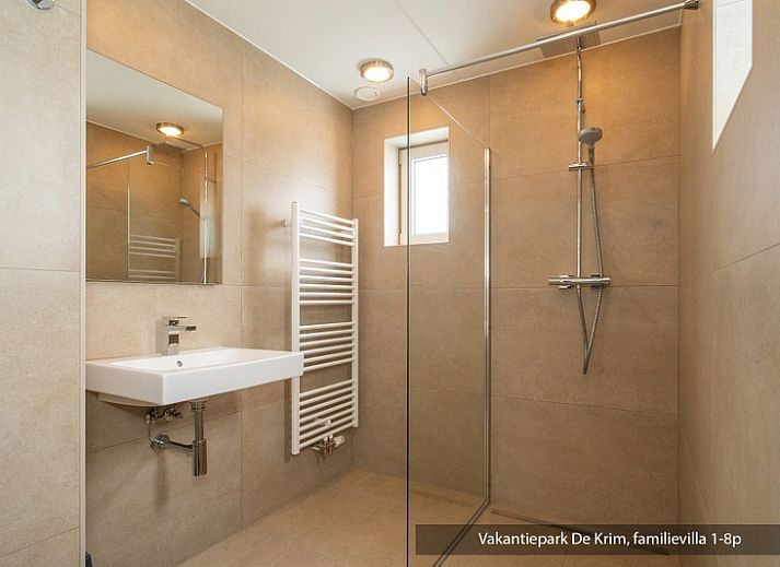 Comfortabele slaapkamer in Familievilla 8 persoons, De Cocksdorp, Texel, ideaal voor een ontspannen verblijf.