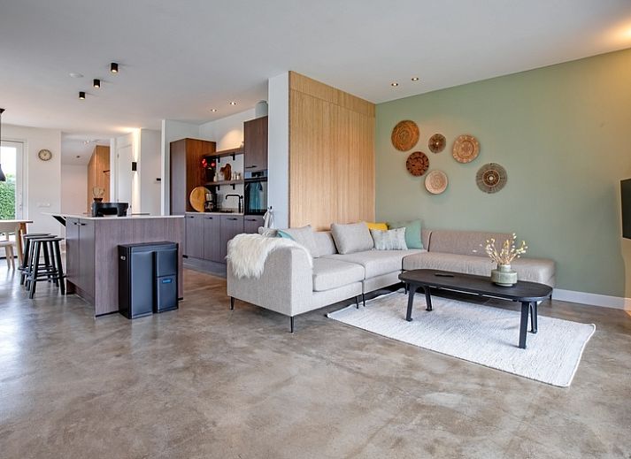 Gezellige woonkamer van Vakantiehuis Griend, De Cocksdorp, Texel met comfortabele bank.