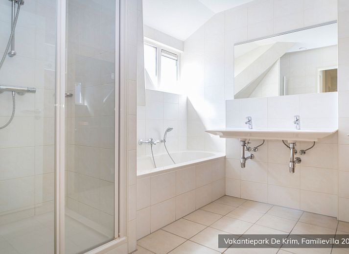 Comfortabele slaapkamer in Familievilla 20 persoons, De Cocksdorp, Texel, met uitzicht op de tuin.