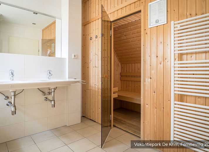 Comfortabele slaapkamer in Familievilla 20 persoons, De Cocksdorp, Texel, met uitzicht op de tuin.