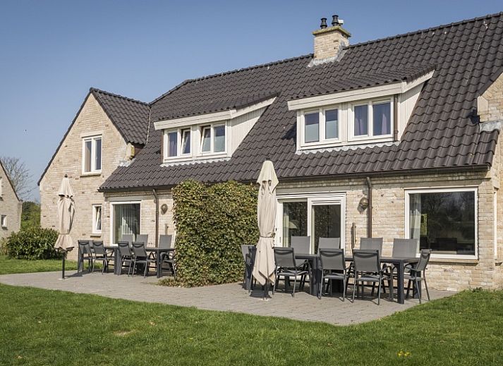 Comfortabele slaapkamer in Familievilla 20 persoons, De Cocksdorp, Texel, met uitzicht op de tuin.