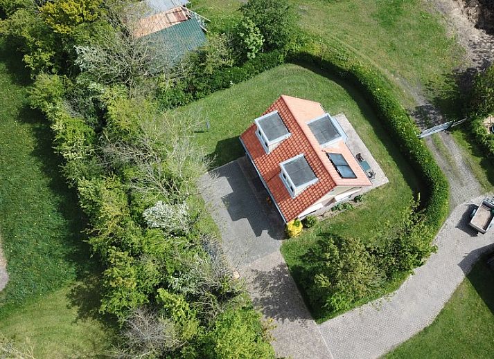 Gemuetliches Esszimmer im Ferienhaus Junier/Huisman, Sued-Eierland, Texel mit Blick auf den Garten.
