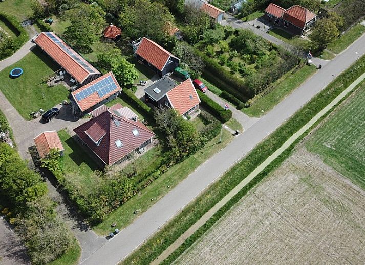 Gemuetliches Esszimmer im Ferienhaus Junier/Huisman, Sued-Eierland, Texel mit Blick auf den Garten.