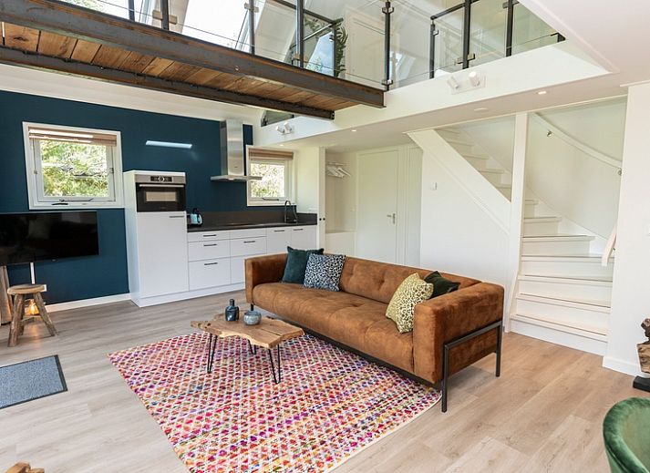 Gemuetliches Ferienhaus Zeewinde in De Cocksdorp, Texel, mit einer einladenden Terrasse und gruener Umgebung.