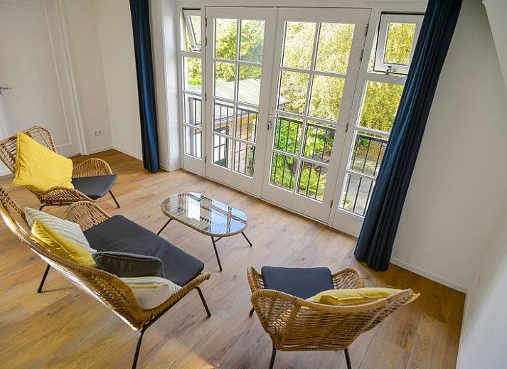 Voorzijde van Het Kwade Konijn vakantiehuis in De Cocksdorp, Texel, met uitnodigend terras.