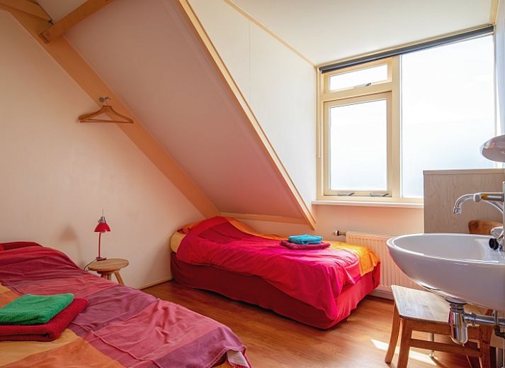 Gezellige buitenruimte bij Vakantiehuis Ganzenvlucht, De Cocksdorp Texel, omgeven door bloemen.