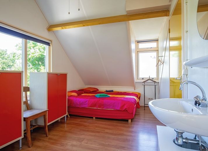 Gezellige buitenruimte bij Vakantiehuis Ganzenvlucht, De Cocksdorp Texel, omgeven door bloemen.