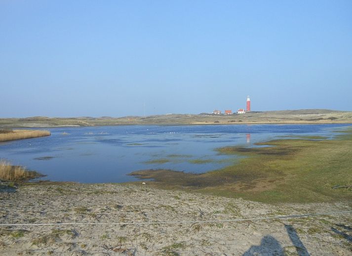 Moderne badkamer in Vakantiehuis Ganzenvlucht, De Cocksdorp Texel, met uitzicht op groen.