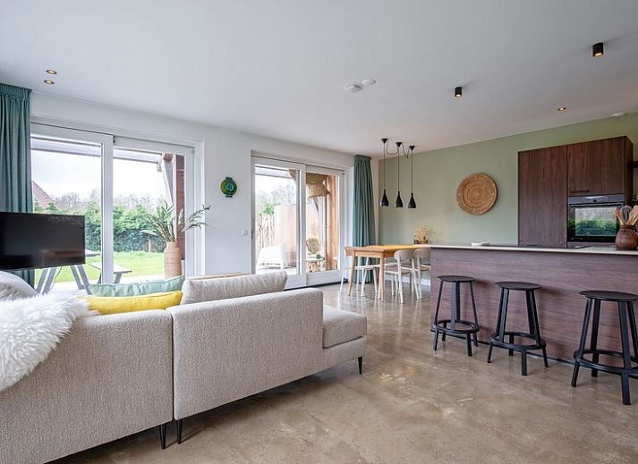 Veranda van Vakantiehuis Het Rif in De Cocksdorp, Texel. Ruim terras met houten afwerking voor ontspanning op de Waddeneilanden.