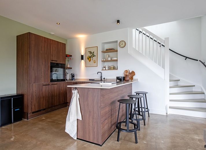 Veranda van Vakantiehuis Het Rif in De Cocksdorp, Texel. Ruim terras met houten afwerking voor ontspanning op de Waddeneilanden.