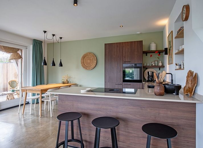 Veranda van Vakantiehuis Het Rif in De Cocksdorp, Texel. Ruim terras met houten afwerking voor ontspanning op de Waddeneilanden.