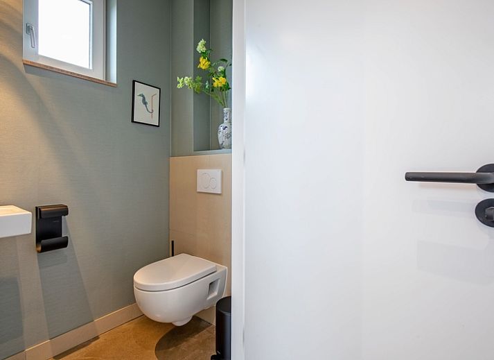 Gezellige woonkamer van Vakantiehuis Het Rif in De Cocksdorp, Texel. Comfortabele zithoek met uitzicht op de natuur van de Waddeneilanden.