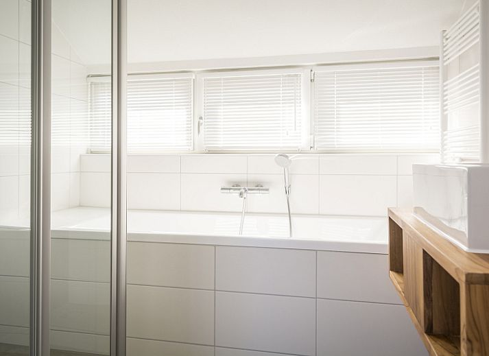 Moderne binnenruimte van Landhuis type K in De Cocksdorp, Texel, met stijlvolle keuken en eetgedeelte.