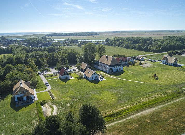 Moderne binnenruimte van Landhuis type K in De Cocksdorp, Texel, met stijlvolle keuken en eetgedeelte.
