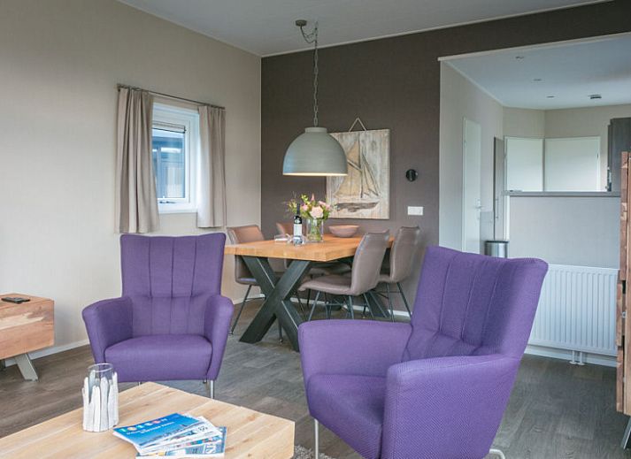 Chalet 34 Newport in De Cocksdorp Texel biedt een prachtig terras met tuinzicht op de Waddeneilanden.