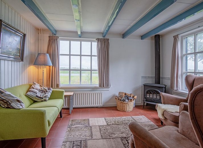 Charmant vakantiehuis Muyweg 062 in De Cocksdorp, Texel met een rustieke tuin en rode dakpannen.