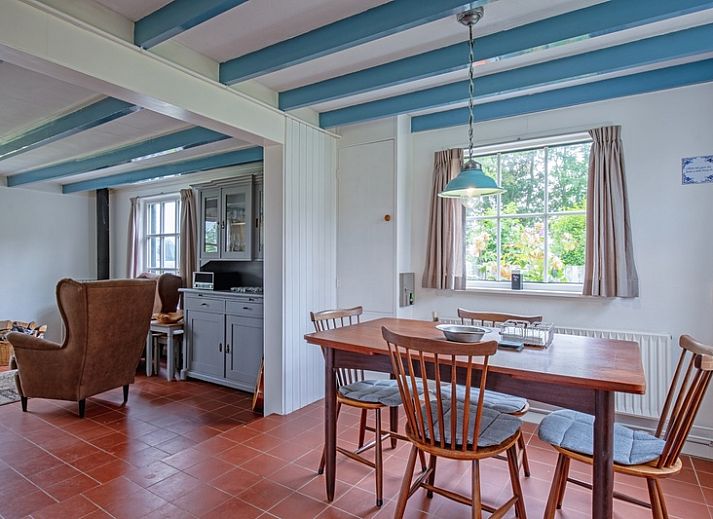 Charmant vakantiehuis Muyweg 062 in De Cocksdorp, Texel met een rustieke tuin en rode dakpannen.