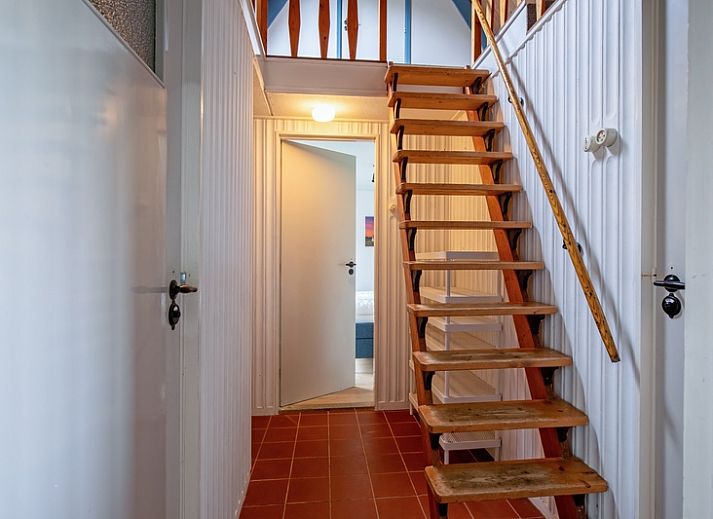 Gezellige woonkamer van vakantiehuis Muyweg 062 in De Cocksdorp, Texel met uitzicht op groene velden.