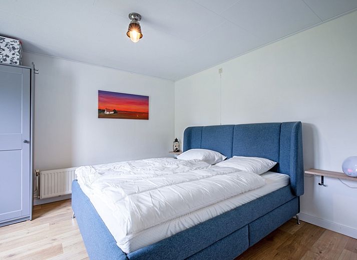 Gezellige woonkamer van vakantiehuis Muyweg 062 in De Cocksdorp, Texel met uitzicht op groene velden.