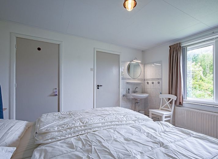 Gezellige woonkamer van vakantiehuis Muyweg 062 in De Cocksdorp, Texel met uitzicht op groene velden.