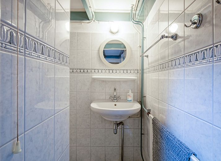 Gezellige woonkamer van vakantiehuis Muyweg 062 in De Cocksdorp, Texel met uitzicht op groene velden.