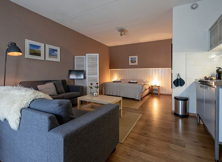 Gezellige zithoek in Type 3 - 2103 vakantiehuis, De Cocksdorp, Texel, met comfortabele banken en sfeervolle verlichting.
