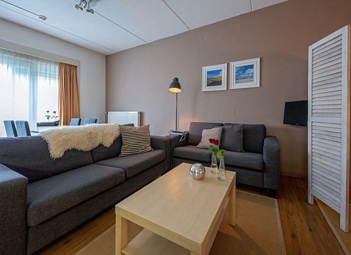 Gezellige zithoek in Type 3 - 2103 vakantiehuis, De Cocksdorp, Texel, met comfortabele banken en sfeervolle verlichting.