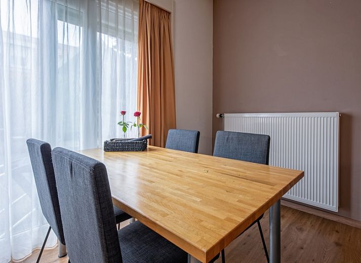 Gezellige zithoek in Type 3 - 2103 vakantiehuis, De Cocksdorp, Texel, met comfortabele banken en sfeervolle verlichting.