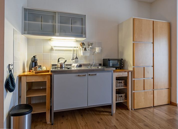 Ruime woonkamer in Type 3 - 2103 vakantieaccommodatie, De Cocksdorp, Texel, met open keuken en moderne inrichting.