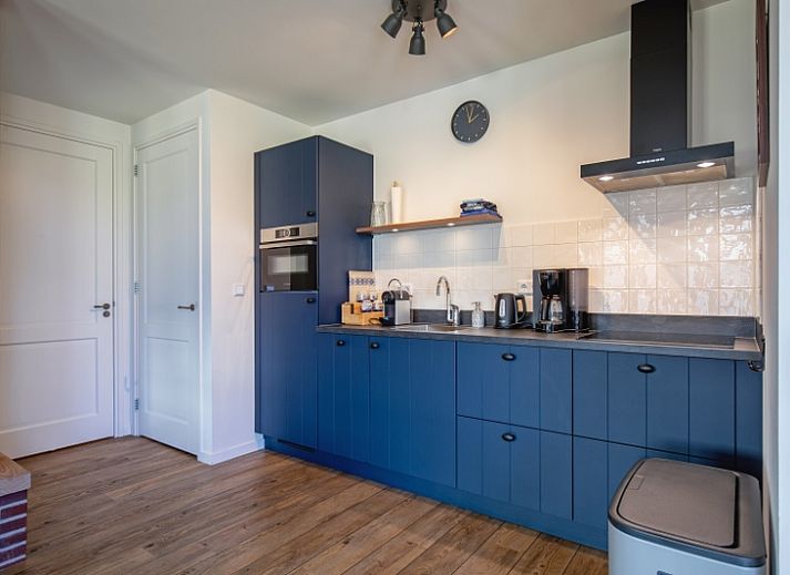 Voorzijde van Appartement B, een vakantiewoning in De Cocksdorp, Texel, omringd door natuur.