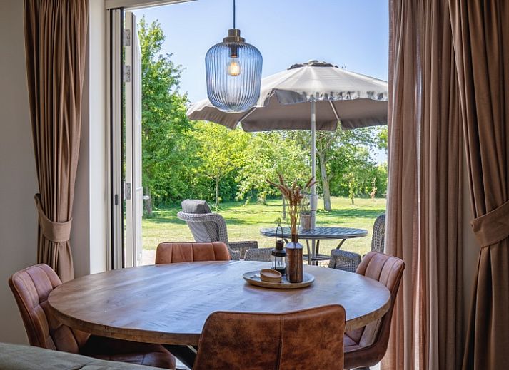 Voorzijde van Appartement B, een vakantiewoning in De Cocksdorp, Texel, omringd door natuur.