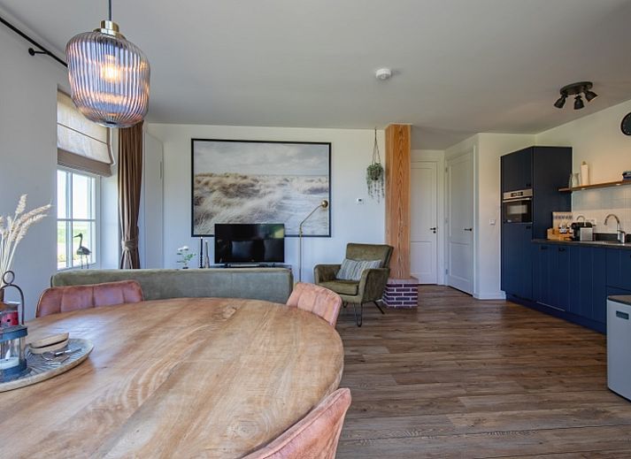 Voorzijde van Appartement B, een vakantiewoning in De Cocksdorp, Texel, omringd door natuur.