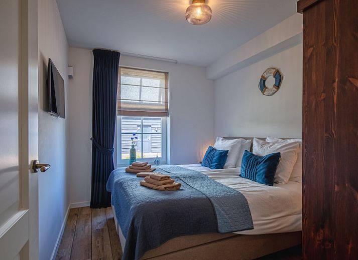 Voorzijde van Appartement B, een vakantiewoning in De Cocksdorp, Texel, omringd door natuur.