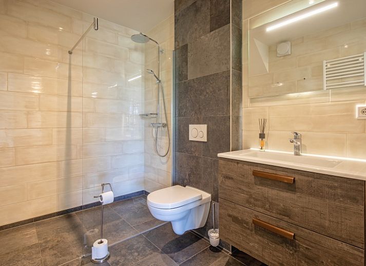 Voorzijde van Appartement B, een vakantiewoning in De Cocksdorp, Texel, omringd door natuur.