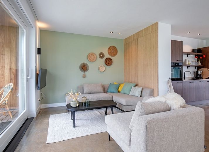 Vakantiehuis Brakzand in De Cocksdorp op Texel met houten terras en groene tuin, ideaal voor een ontspannen verblijf op de Waddeneilanden.