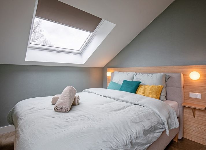 Gezellige woonkamer van Vakantiehuis Brakzand in De Cocksdorp, Texel, met uitzicht op de tuin en moderne inrichting.