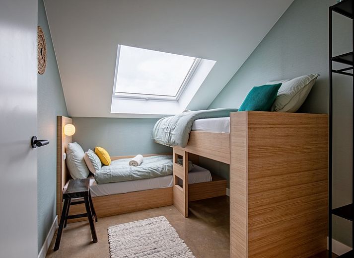 Gezellige woonkamer van Vakantiehuis Brakzand in De Cocksdorp, Texel, met uitzicht op de tuin en moderne inrichting.