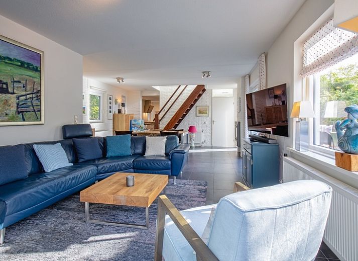 Geniessen Sie die geraeumige Terrasse des Ferienhauses Noordhoorn, Roggeslootweg 139 in De Cocksdorp, Texel. Perfekt fuer Mahlzeiten im Freien.