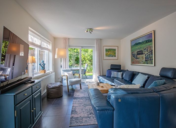 Geniessen Sie die geraeumige Terrasse des Ferienhauses Noordhoorn, Roggeslootweg 139 in De Cocksdorp, Texel. Perfekt fuer Mahlzeiten im Freien.