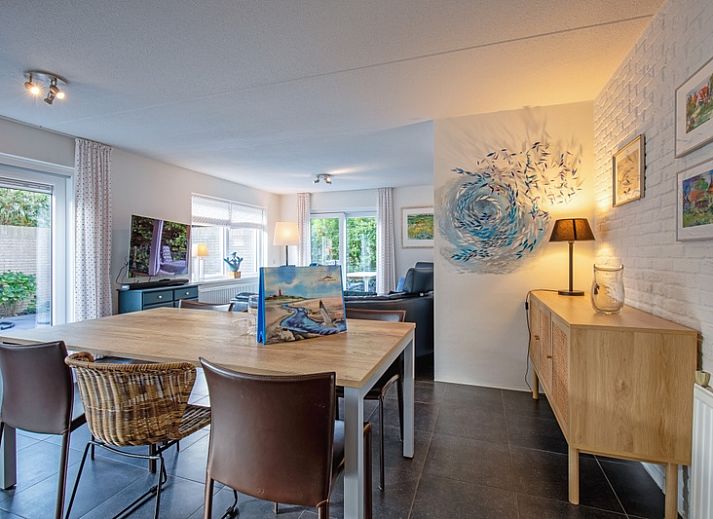 Geniessen Sie die geraeumige Terrasse des Ferienhauses Noordhoorn, Roggeslootweg 139 in De Cocksdorp, Texel. Perfekt fuer Mahlzeiten im Freien.