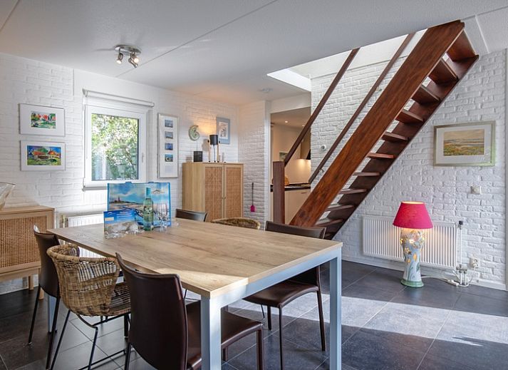 Geniessen Sie die geraeumige Terrasse des Ferienhauses Noordhoorn, Roggeslootweg 139 in De Cocksdorp, Texel. Perfekt fuer Mahlzeiten im Freien.