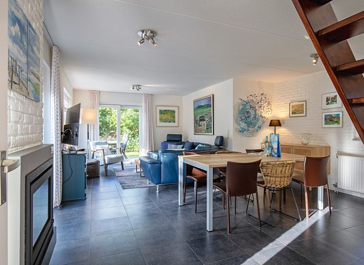 Gemuetliches Wohnzimmer im Ferienhaus Noordhoorn, gelegen in De Cocksdorp, Texel. Gemuetliche Sitzecke mit Blick auf den Garten.