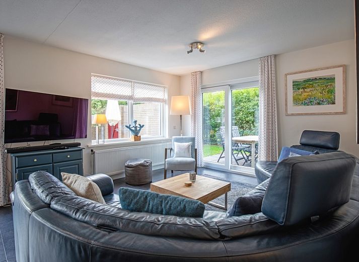Gemuetliches Wohnzimmer im Ferienhaus Noordhoorn, gelegen in De Cocksdorp, Texel. Gemuetliche Sitzecke mit Blick auf den Garten.