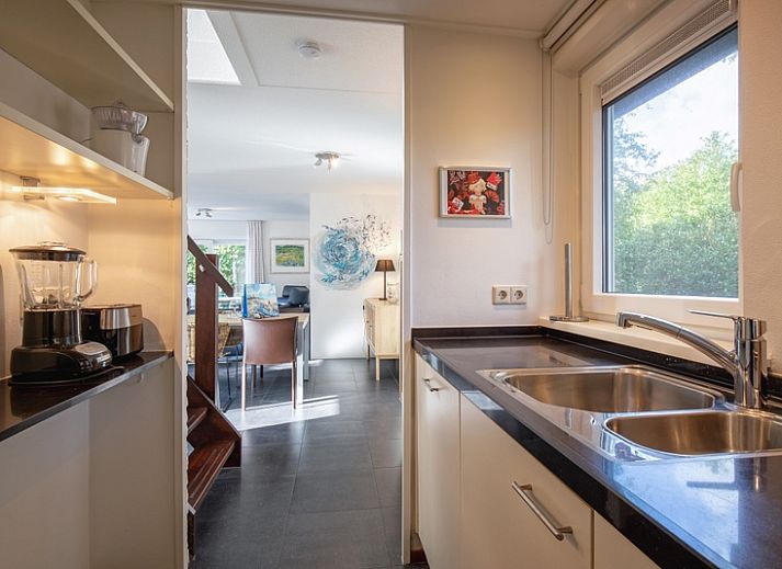 Gemuetliches Wohnzimmer im Ferienhaus Noordhoorn, gelegen in De Cocksdorp, Texel. Gemuetliche Sitzecke mit Blick auf den Garten.