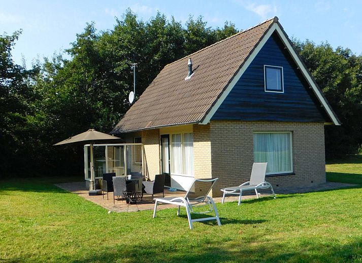 Huisje Krimweg, vakantiehuis in De Cocksdorp Texel met zonnig terras en ligstoelen omringd door natuur.